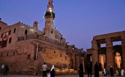 Varias personas visitan el Templo de Luxor en esta fotograf&iacute;a de archivo del s&aacute;bado 9 de septiembre de 2017, en Egipto.