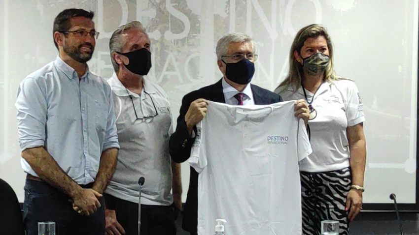 Director General de  Promoci&oacute;n y Acci&oacute;n Social de la Intendencia de  Rivera, Giovani Conti; Coordinador de Proyecto Gestionando una Cultura Tur&iacute;stica en la Frontera Rivera &ndash; Livramento, Enrique Fuentes; Ministro de Turismo Trabar&eacute; Viera; Operadora Tur&iacute;stica de Livramento, Viv&iacute;an Maciel. 