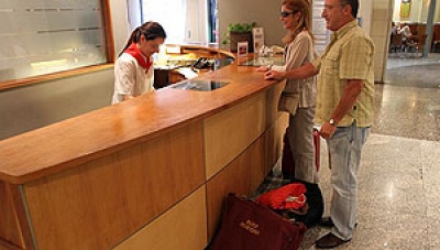 En España radiografía del destino: vienen más turistas, pero no al hotel