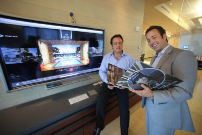 Ram&oacute;n Alonso, (izq), arquitecto socio de Loguer Design junto a Diego Ojeda, vicepresidente de Rilea Group, la firma urbanizadora que construir&aacute; The Bond, un condominio de lujo en Brickell Avenue.