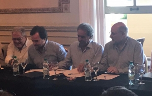 Borsari, Cardoso, Monzeglio y Mart&iacute;nez presiden la mesa del encuentro con directores de turismo en el Argentino Hotel de Piri&aacute;polis.