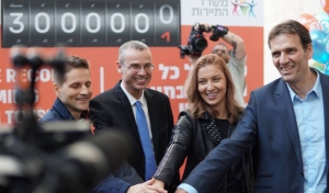Los rumanos Ioana Isac y Mihai Georgescu ( a la derecha) , agasajados por el ministro de Turismo de Israel ( con corbata) , el martes 7 en el aeropuerto Ben Guri&oacute;n de Tel Aviv.