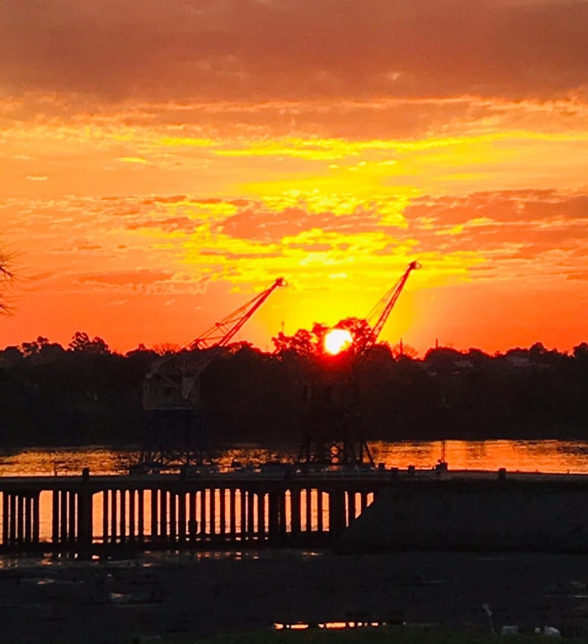 Puesta del sol hoy en el puerto de Salto