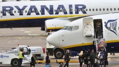 Se desprende una ventana sellada con cinta adhesiva en un vuelo de Ryanair