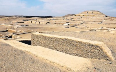 Plataformas y estructuras del gran ceremonial de Cahuachi 