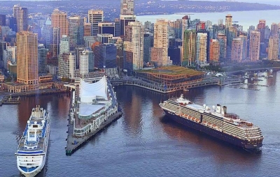 Un crucero de Princess y otro de Holland America realizan maniobras en el puerto de Vancouver, Canad&aacute;.