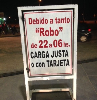 Esta imagen fue tomada la noche del  sábado 12 de marzo en la estación de servicio ANCAP de El Pinar sobre la Avenida Giannattasio. ¿A cuál de los países y en cual actividad les vamos a enseñar como se hace esto para ser ejemplo en turismo?