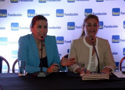 Liz Cramer (i), junto a Viviana Varas, presidenta de Ita&uacute; Paraguay.