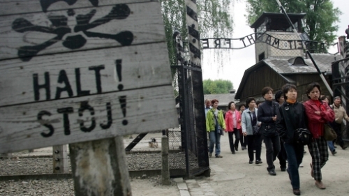 Un gupo de turistas ingresa al campo de concentración de Auschwitz