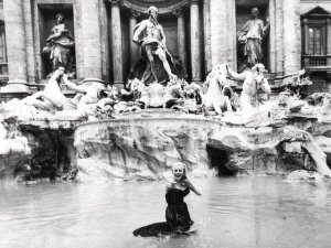 La actriz Anita Ekberg en la Fontana di Trevi en una escena de pel&iacute;cula de Fellini &ldquo;La dolce vita&rdquo;.