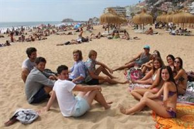  J&oacute;venes que veranean en grupo, la clave del boom argentino en Chile. 