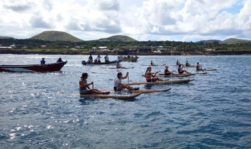 Un grupo de personas compiten en una carrera en canoa el 9 de febrero de 2022, durante las celebraciones del Tapati, un homenaje a las tradiciones del pueblo Rapa Nui en la Isla de Pascua (Chile).