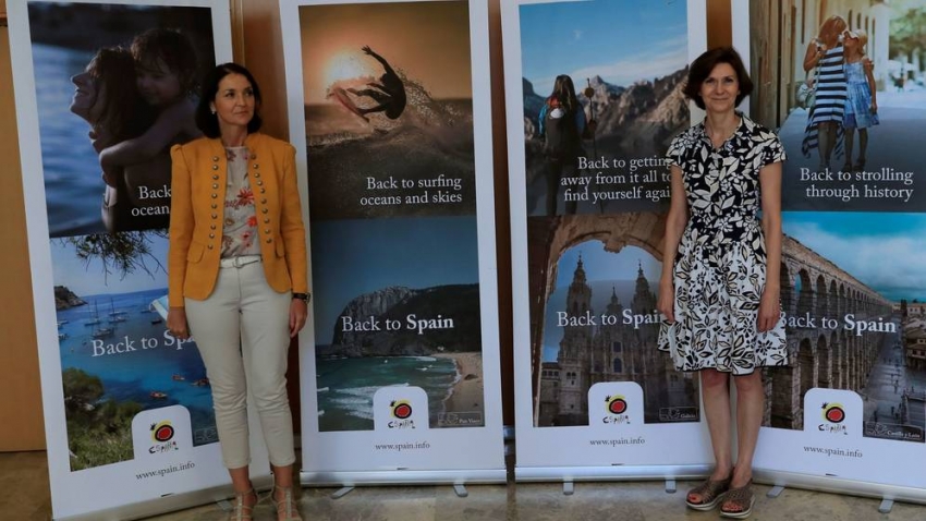 La ministra de Industria y Turismo, Reyes Maroto (i), y la secretaria de Estado de Turismo, Isabel Oliver, en la presentaci&oacute;n de la campa&ntilde;a de Espa&ntilde;a en el turismo internacional. (EFE)