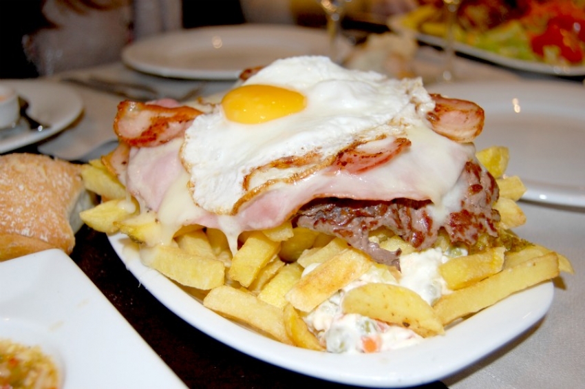 Chivito uruguayo
