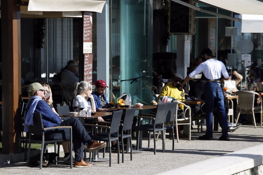 Malague&ntilde;os, turistas y visitantes llenan las calles de M&aacute;laga.