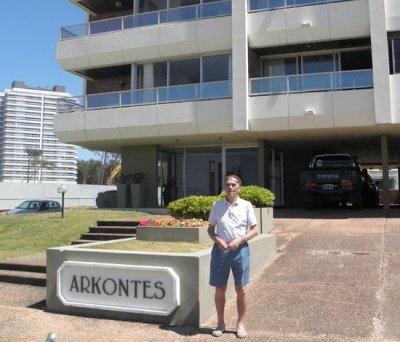 Cuando Acerenza habla de Punta del Este, lo hace con propiedad. No solamente hace muchos años fue gerente de Pluna en el balneario, sino que tiene su lugar allí y viene en verano a reemcontrarse con su familia, sus amigos, su país.