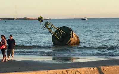 Boya argentina queda varada en la playa de Piri&aacute;polis