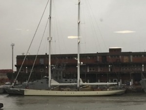 Velero de López Mena atracado junto a destructor de la Armada en el puerto de la capital de ¿Banana Republic Uy?