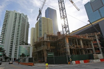 Un edificio de condominios en construcci&oacute;n en el &aacute;rea de la Avenida Brickell en Miami, en febrero.