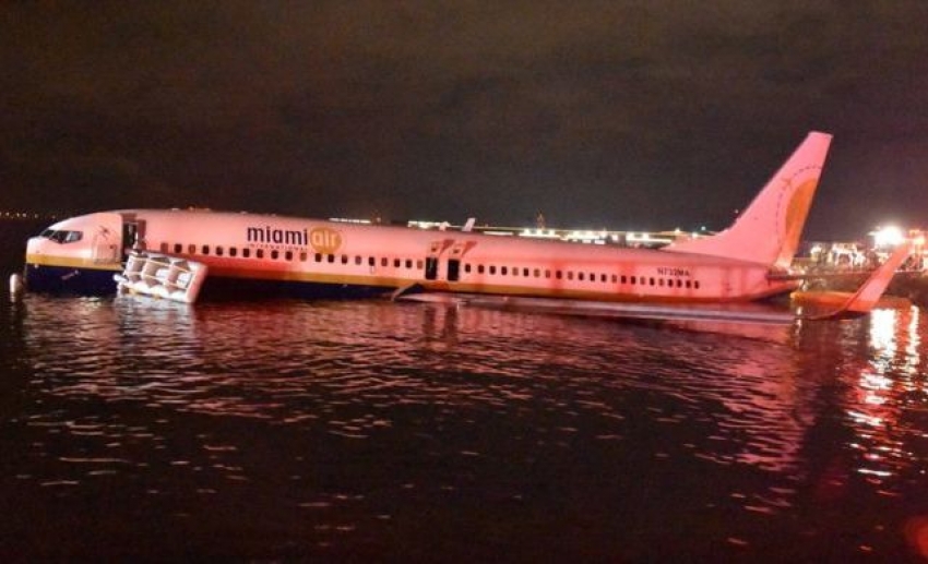 Un Boeing 737 se sale de la pista y cae en un r&iacute;o de Florida con 143 pasajeros a bordo