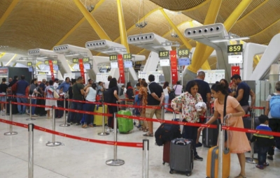 Pasajeros en la terminal 4 del aeropuerto de Barajas.