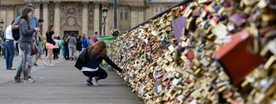 Par&iacute;s instala vitrinas transparentes para acabar con los 'candados del amor'