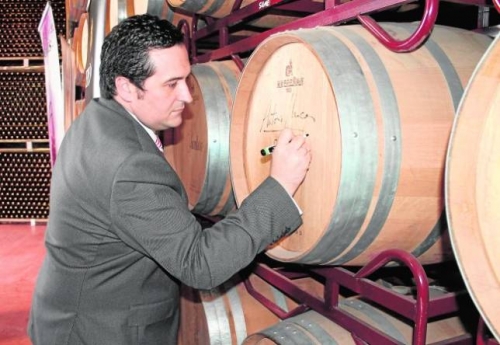 Antonio Lucas-Torres firma en una barrica