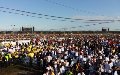 Multitud congregada en &Ntilde;u Guasu, ante la presencia del Papa.