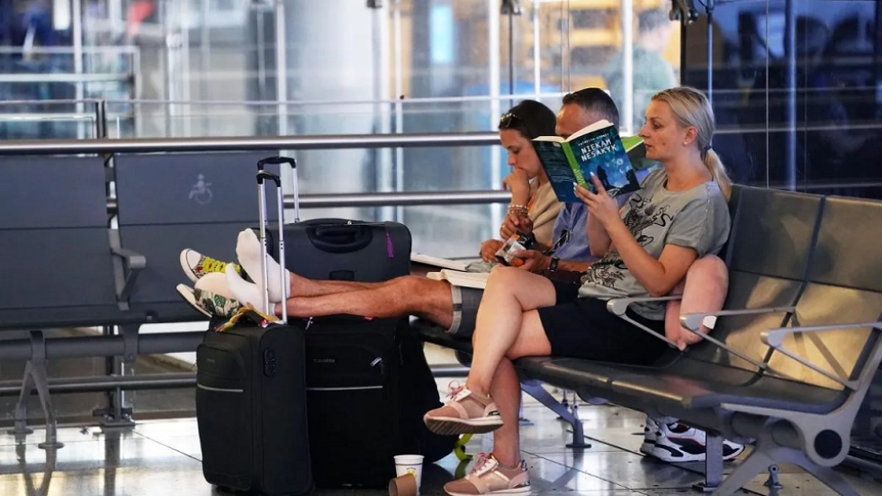 Turistas en una sala de espera.