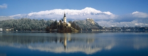 El lago de Bled con los Alpes Julianos al fondo