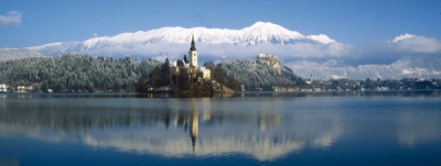 El lago de Bled con los Alpes Julianos al fondo
