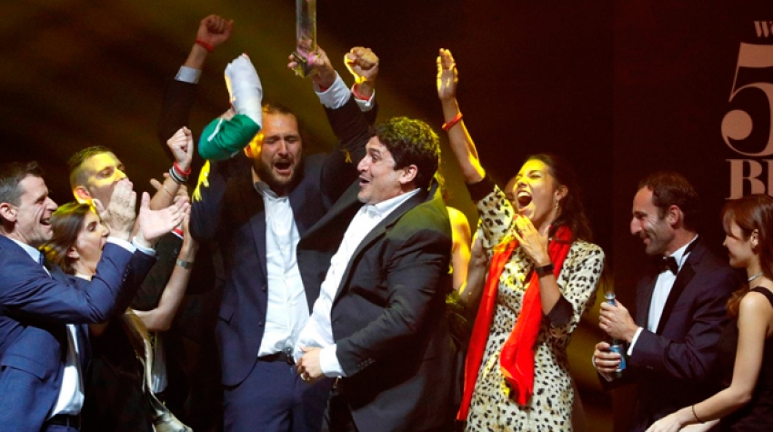   Mauro Colagreco, chef argentino, y el equipo del restaurante Mirazur al recibir el premio como mejor restaurante del mundo.