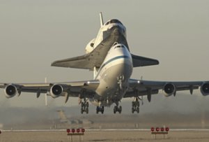 El Jumbo que llevaba al transbordador espacial sobre el “lomo” va al museo 