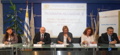 Lic. Graciela Lesna, INEFOP; Cr. Juan Martinez, Presidente de AHRU; Lili&aacute;m Kechichi&aacute;n, Ministra de Turismo; Luc&iacute;a Avellanal, Coordinadora de Gurises Unidos; Francisco Rodriguez, Secretario de AHRU.