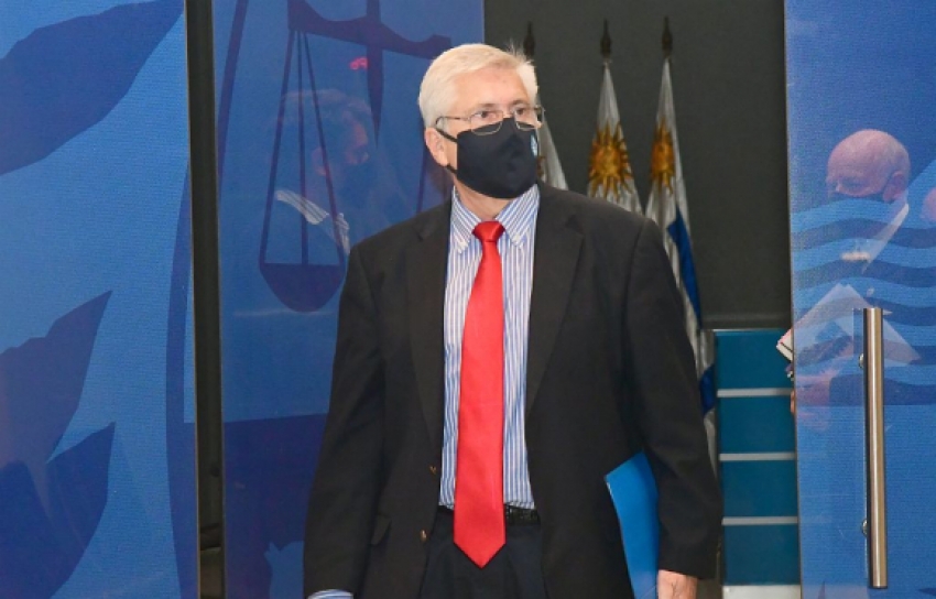 Tabar&eacute; Viera, ministro de Turismo, sale de una reuni&oacute;n en Torre Ejecutiva.