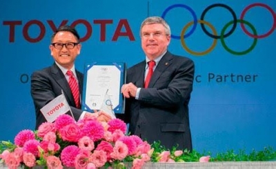 Akyo Toyoda junto con el Presidente del Comité Olímpico Internacional. Toyota será la marca de automóviles que patrocinará “Tokio 2020”.