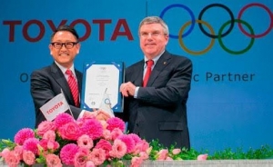 Akyo Toyoda junto con el Presidente del Comité Olímpico Internacional. Toyota será la marca de automóviles que patrocinará “Tokio 2020”.