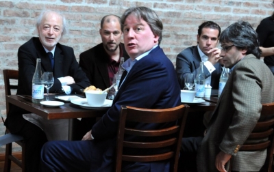 La foto de D. Battiste, de El Observador, habla por sí sola...Lorenzo implora con la mirada que no la saquen mientras López Mena sonríe junto a Juan Patrico, Antonio Sánchez, en una ubicación secundaria en la mesa y Gabriel  Papa, asesor del Ministro, observa.