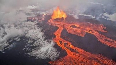 Un piloto desvía el avión para que los pasajeros vean un volcán en erupción