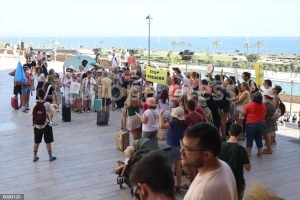 Varias personas marchan desde la Plaça de la Porta Pintada a la Llotja de Palma para protestar contra el turismo masivo en Mallorca, a 12 de julio de 2024, en Palma de Mallorca, Mallorca, Baleares (España).