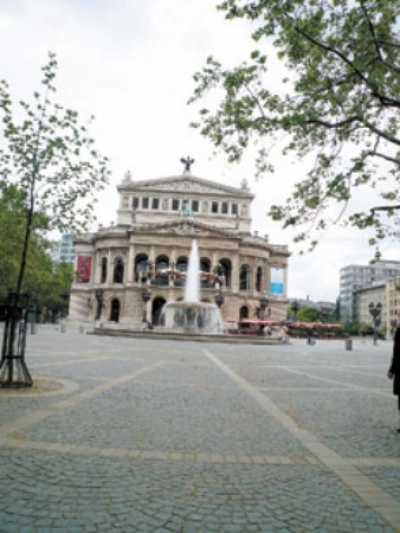 Antigua Opera (Alte Oper). Bombardeada en 1944, fue reconstruida como era originalmente.