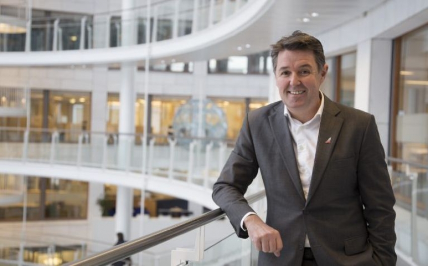 Norwegian: Bjorn Kjos designa a su delf&iacute;n, Geir Karlsen