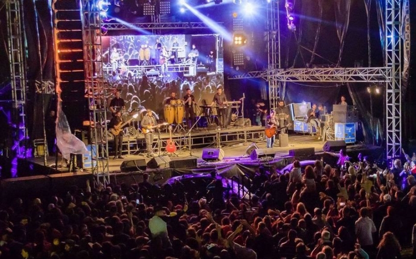 Gregorio Aznarez canta.