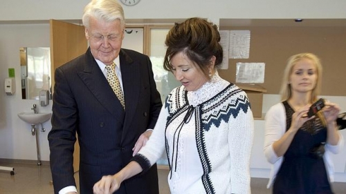 Grimsson y su mujer, votando