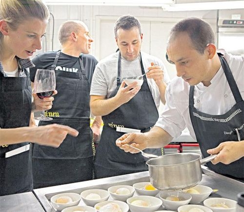 Entre copas: el chef Diego Gelabert mantiene la atención de sus alumnos por un día, en Ni Neu, junto a las playas de San Sebastián.  / GENTILEZA NI NEU