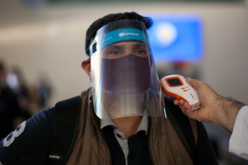 Control de temperatura antes de embarcar, una de las medidas que se adoptar&aacute;n en todos los aeropuertos.