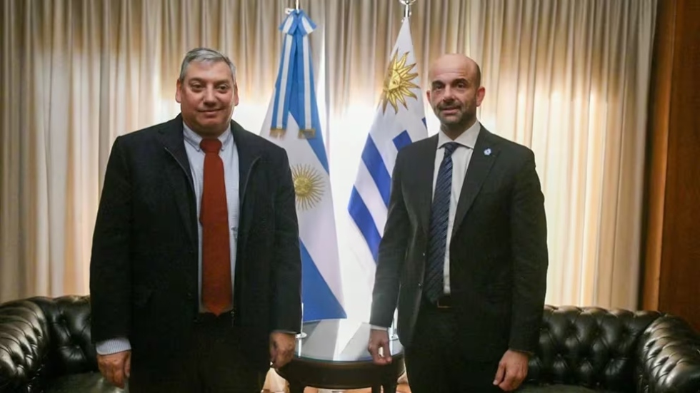 El embajador uruguayo Carlos Enciso, y el secretario de Transporte argentino, Franco Moggeta