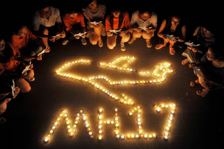 Homenaje al avi&oacute;n MH17 derribado por un misil en Ucrania .