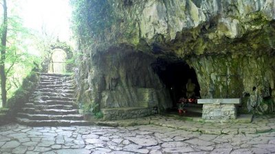 Una gruta-ermita sagrada en un bosque singular