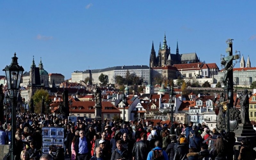 Turistas cruzan el Puente de Carlos, Praga, Rep&uacute;blica Checa, 7 noviembre 2019. 